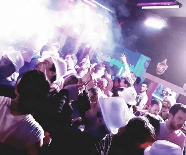 Soirée Clubbing avec DJ professionnel à Lorient