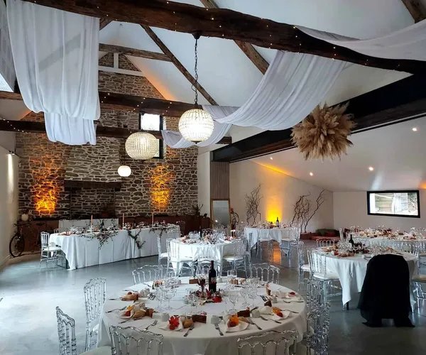 Ambiance lumineuse de soirée de mariage en Bretagne