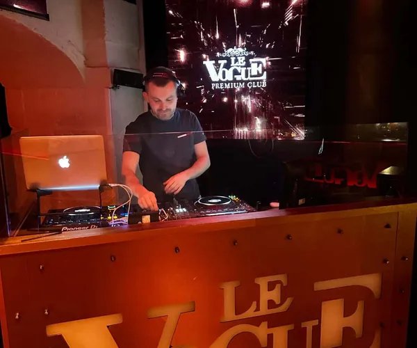 DJ Mix Live dans un bar d'ambiance en Finistère