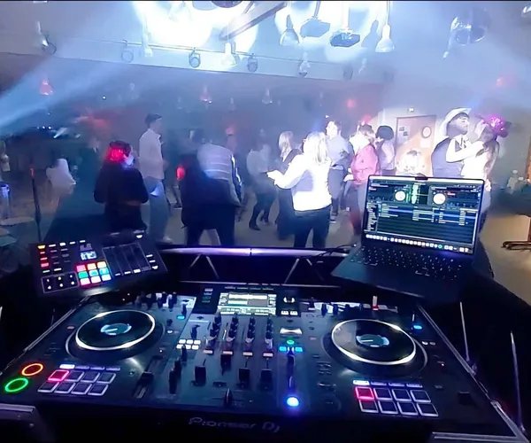 Piste de danse animée lors d'une soirée privée en Bretagne